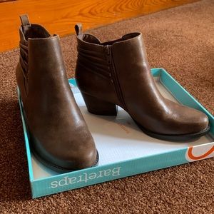 Never worn Baretraps Raewyn brown brush heeled bootie size 6.5